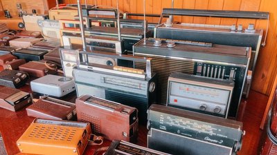 Понад 250 радіоприймачів зібрав закарпатець. Чоловік планує відкрити музей