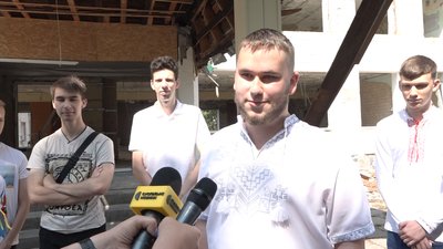 У Житомирі попрощалися з розбомбленим військами РФ ліцеєм №25 У Житомирі попрощалися з розбомбленим військами РФ ліцеєм №25