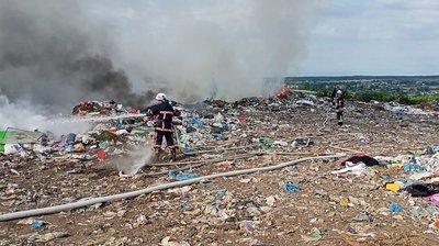 Горить 100 м² сміття. У Тлумачі, що на Прикарпатті, гасять пожежу на полігоні побутових відходів
