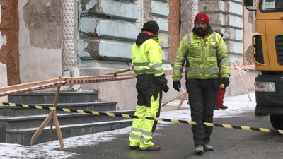 У будинку поруч з міською радою Харкова зняли аварійні конструкції, 21 лютого 2024 року