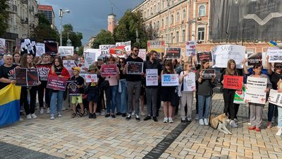 Родичі захисників "Азовсталі" влаштували перфоманс на Софійській площі Родичі захисників "Азовсталі" влаштували перфоманс на Софійській площі