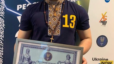 Запорізький гирьовик встановлює рекорди із заплющеними очима Запорізький гирьовик встановлює рекорди із заплющеними очима