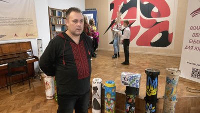 У Луцьку колядували та посівали "Діти Небесного Легіону", щоб зібрали гроші для 14-ої бригади У Луцьку колядували та посівали "Діти Небесного Легіону", щоб зібрали гроші для 14-ої бригади