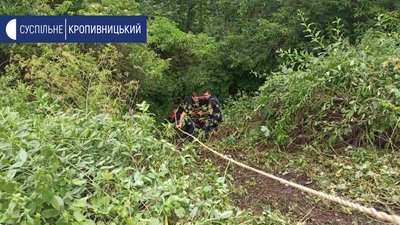 Рятувальники діставали постраждалого за допомогою нош та мотузки Рятувальники діставали постраждалого за допомогою нош та мотузки