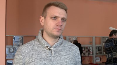 Штукатурять, монтують електропроводку: у Чернігові людей, чиє житло постраждало, вчать будівельній справі Штукатурять, монтують електропроводку: у Чернігові людей, чиє житло постраждало, вчать будівельній справі
