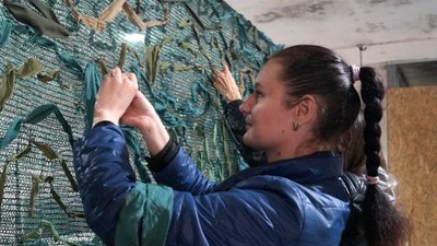 Плетуть маскувальні сітки й збирають допомогу для «гарячих» точок. Як у Дніпрі працює волонтерський центр – фоторепортаж Плетуть маскувальні сітки й збирають допомогу для «гарячих» точок. Як у Дніпрі працює волонтерський центр – фоторепортаж