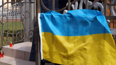 На Львівщині люди стали на коліна, прощаючись із загиблим бійцем-земляком На Львівщині люди стали на коліна, прощаючись із загиблим бійцем-земляком