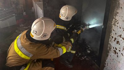 Рятувальники гасять пожежу