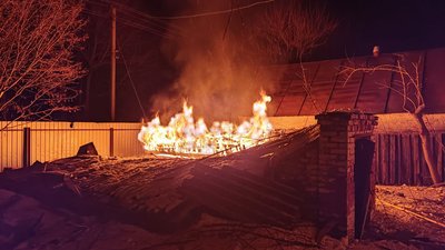 У Великій Писарівці на Сумщині після артобстрілу сталася пожежа в приватному секторі У Великій Писарівці на Сумщині після артобстрілу сталася пожежа в приватному секторі