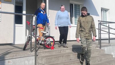 Хлопець з батьками біля будинку Хлопець з батьками біля будинку