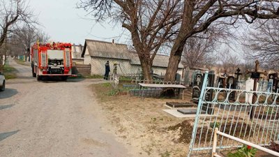На Донеччині через спалювання трави загорілось кладовище
