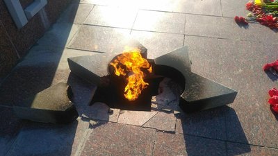 Пошкоджений меморіал в Решетилівці Пошкоджений меморіал в Решетилівці