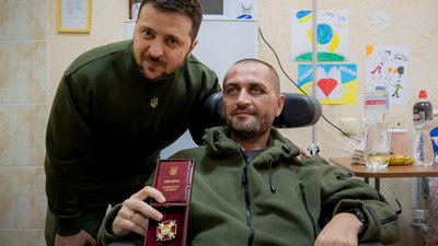 Зеленський вручив пораненому в Бахмуті комбату з Дніпра орден Богдана Хмельницького