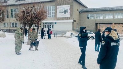 У Коломиї на Івано-Франківщині поліцейські шукають вибухівку в ліцеї У Коломиї на Івано-Франківщині поліцейські шукають вибухівку в ліцеї