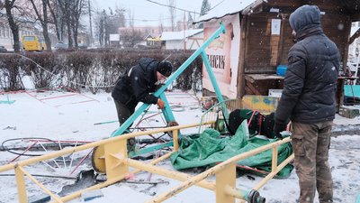 У Чернівцях водій розтрощив атракціони на Соборній площі У Чернівцях водій розтрощив атракціони на Соборній площі