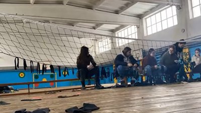 Учні з Тернополя переробили волейбольні сітки на маскувальні