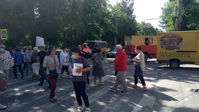 Перекрили дорогу, щоб запрацювали ліфти. Жителі Херсона провели акцію протесту