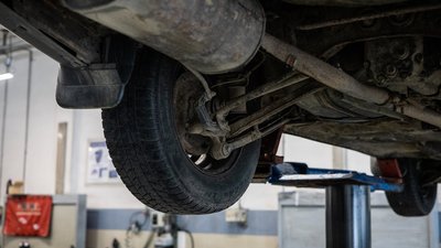 В Одесі на чоловіка під час ремонту впав автомобіль: він загинув