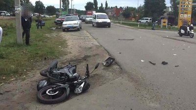 На Рівненщині позашляховик збив мотоцикліста На Рівненщині позашляховик збив мотоцикліста