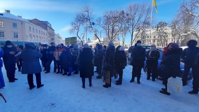 Пікет під стінами Львівської облради: люди вимагали надати приміщення для освітнього центру