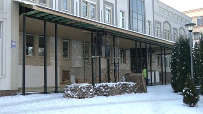 У Рівному почали демонтаж навісу, який влада назвала незаконним. Адвокат – іншої думки