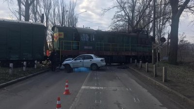 У Запоріжжі в результаті зіткнення легкового авто та локомотива одна людина загинула
