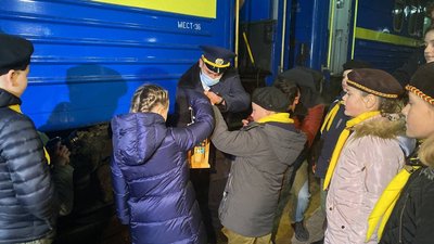 В Україну прибув Вифлеємський вогонь миру. Як його зустрічали В Україну прибув Вифлеємський вогонь миру. Як його зустрічали