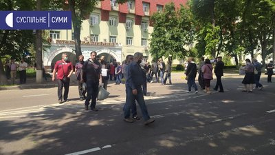 У Сумах люди перекрили вулицю Привокзальну біля готелю "Ювілейний" У Сумах люди перекрили вулицю Привокзальну біля готелю "Ювілейний"