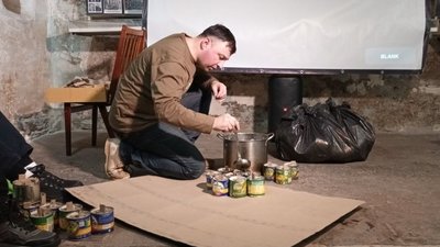 Окопні свічки заливають парафіном під час акції "Доба" Окопні свічки заливають парафіном під час акції "Доба"