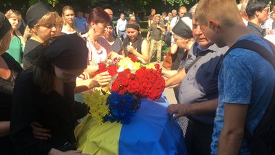 "Мамо, хто, як не я?": шістьох бійців, які загинули на війні, відспівали у Полтаві "Мамо, хто, як не я?": шістьох бійців, які загинули на війні, відспівали у Полтаві