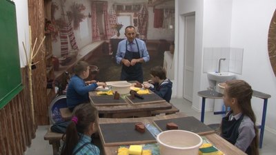 На Черкащині проводять інклюзивні уроки гончарства На Черкащині проводять інклюзивні уроки гончарства