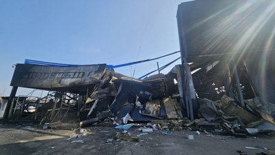 Армія РФ вдарила з артилерії по торговельному центру Нікополя. Що відбувається на місці — фоторепортаж Армія РФ вдарила з артилерії по торговельному центру Нікополя. Що відбувається на місці — фоторепортаж