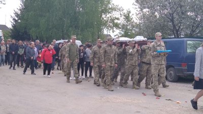 На Тернопільщині у громадах в останню дорогу провели двох військових На Тернопільщині у громадах в останню дорогу провели двох військових
