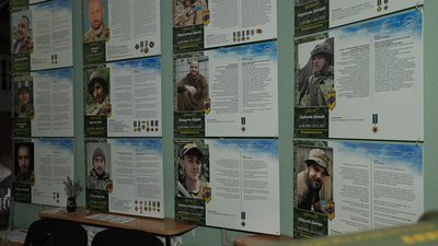 "Полк Азов — янголи Маріуполя": у Кропивницькому презентували 250 портретів загиблих азовців