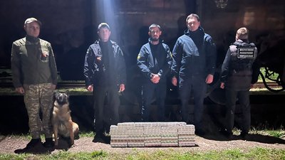 Майже пів тисячі пачок сигарет виявили закарпатські митники у вагоні вантажного поїзда Майже пів тисячі пачок сигарет виявили закарпатські митники у вагоні вантажного поїзда