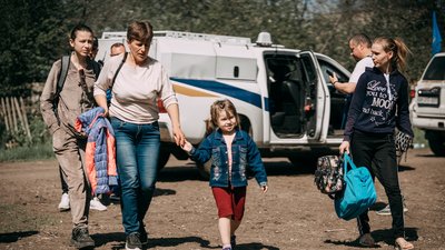 Людей евакуюють з прифронтових населених пунктів Харківщини