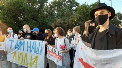 У білому на знак солідарності: у Харкові втретє вийшли на акцію підтримки білоруських протестів