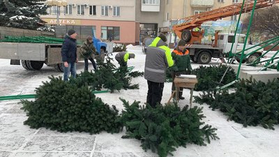 Фоторепортаж: як розбирали ялинку на майдані у Рівному Фоторепортаж: як розбирали ялинку на майдані у Рівному