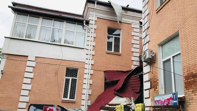 У Кропивницькому вітер пошкодив дах 20 будинкам. Як ліквідовують наслідки вчорашнього буревію У Кропивницькому вітер пошкодив дах 20 будинкам. Як ліквідовують наслідки вчорашнього буревію
