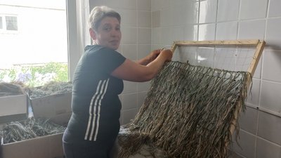 "Всю вільну хвилинку лишаємо тут": працівники дитсадка в Решетилівці плетуть кікімори та сітки бійцям "Всю вільну хвилинку лишаємо тут": працівники дитсадка в Решетилівці плетуть кікімори та сітки бійцям