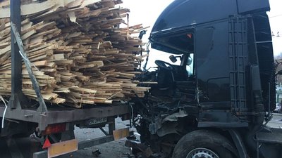 На дорозі під Луцьком зіштовхнулися дві вантажівки, травмувався іноземець