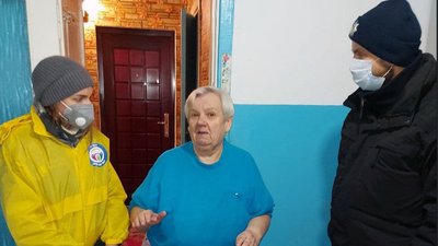 У Херсоні патрульні разом із волонтерами розвозять продуктові набори самотнім пенсіонерам