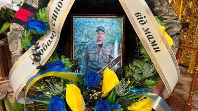 "Він прикрив свого бойового товариша, а сам загинув". У Сумах прощалися з воїном Романом Борисенком