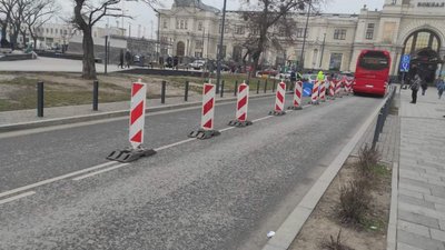 У Львові на площі Двірцевій встановили делініатори