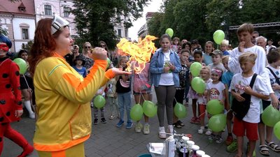 В Івано-Франківську для дітей-переселенців влаштували хімічне шоу "Бандера смузі" В Івано-Франківську для дітей-переселенців влаштували хімічне шоу "Бандера смузі"