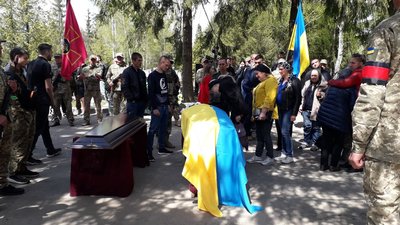 У Сумах попрощалися з військовим Дмитром Долговим У Сумах попрощалися з військовим Дмитром Долговим