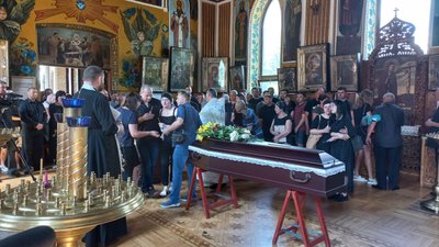 «По хрестику і зубику ми її взнали»: на Полтавщині попрощалися із загиблими через обстріл ТЦ