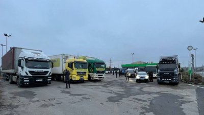 Гуманітарна допомога від Дніпропетровщини. До Миколаєва приїхали машини з продуктами Гуманітарна допомога від Дніпропетровщини. До Миколаєва приїхали машини з продуктами