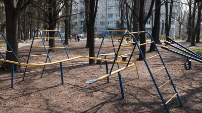 Дитячий майданчик на Героїв Майдану після прибирання