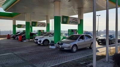 У Запоріжжі до автозаправок та банкоматів утворилися черги У Запоріжжі до автозаправок та банкоматів утворилися черги